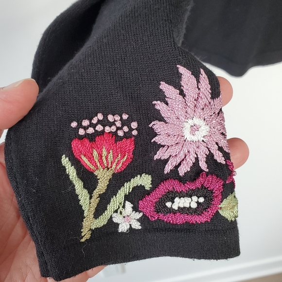 Black knit turtleneck with floral embroidery size medium - Picture 6 of 12